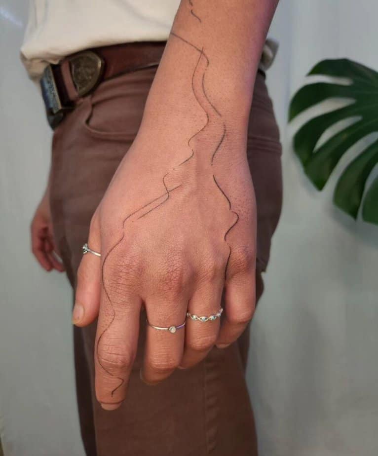 13. Tatuaggio astratto di mani e dita 
