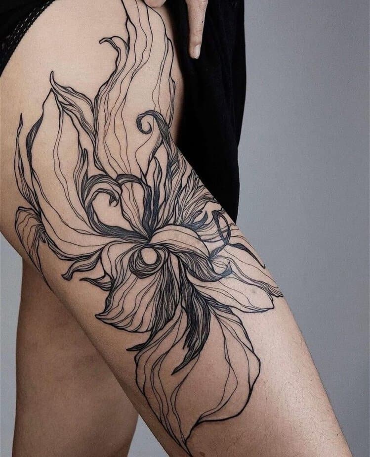 22. Un tatuaggio astratto floreale e fluido 