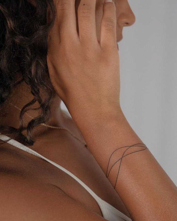 4. Un tatuaggio astratto a bracciale 