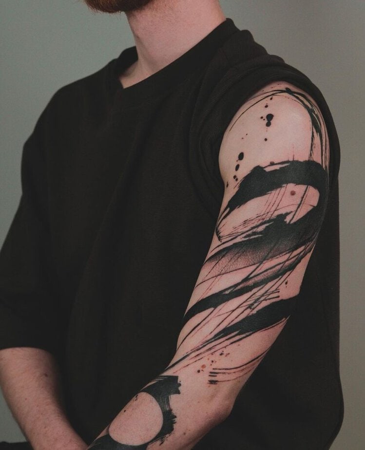 9. Un tatuaggio astratto a pennellate 