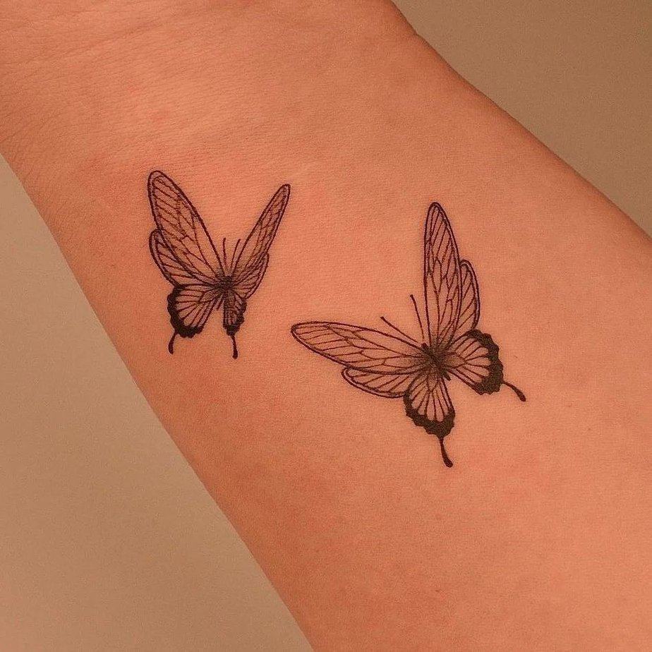 19. Un piccolo tatuaggio a forma di farfalla sul dorso della mano