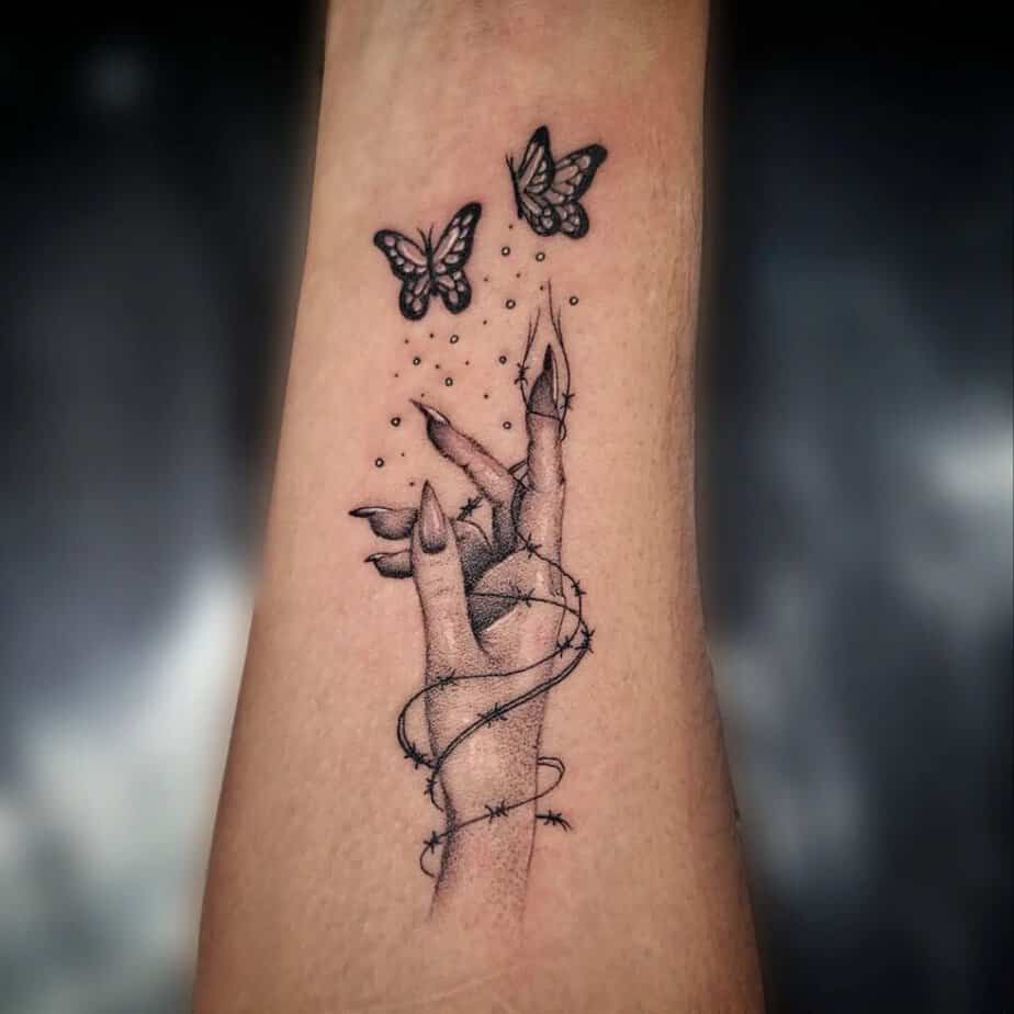 20. Un tatuaggio a mano con farfalla (letteralmente!)