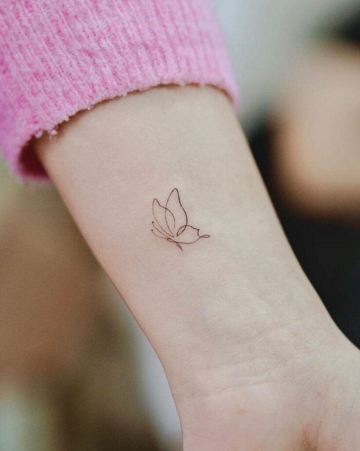3. Tatuaggio a mano con farfalla a linee sottili 