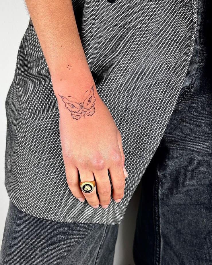 6. Tatuaggio a mano con farfalla stravagante 