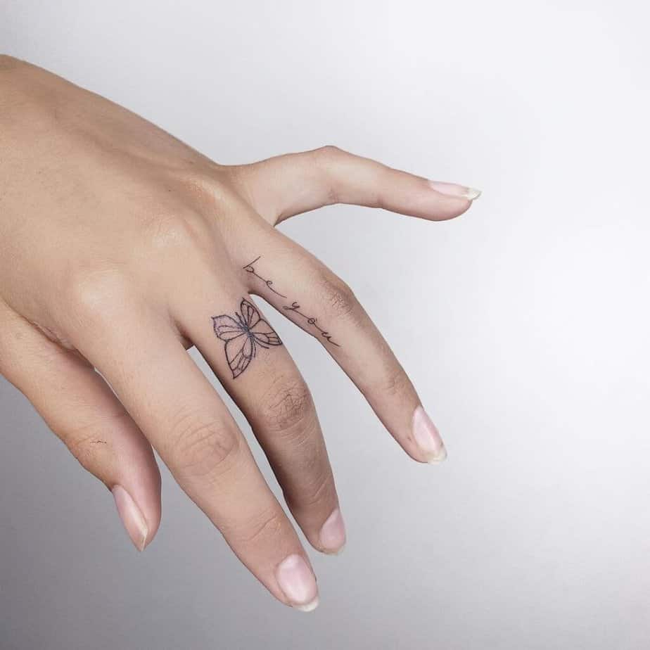 7. Un tatuaggio a forma di farfalla con un piccolo promemoria per "essere te stesso".