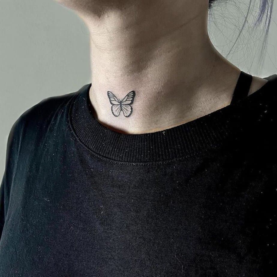 11. Un piccolo tatuaggio a forma di farfalla 