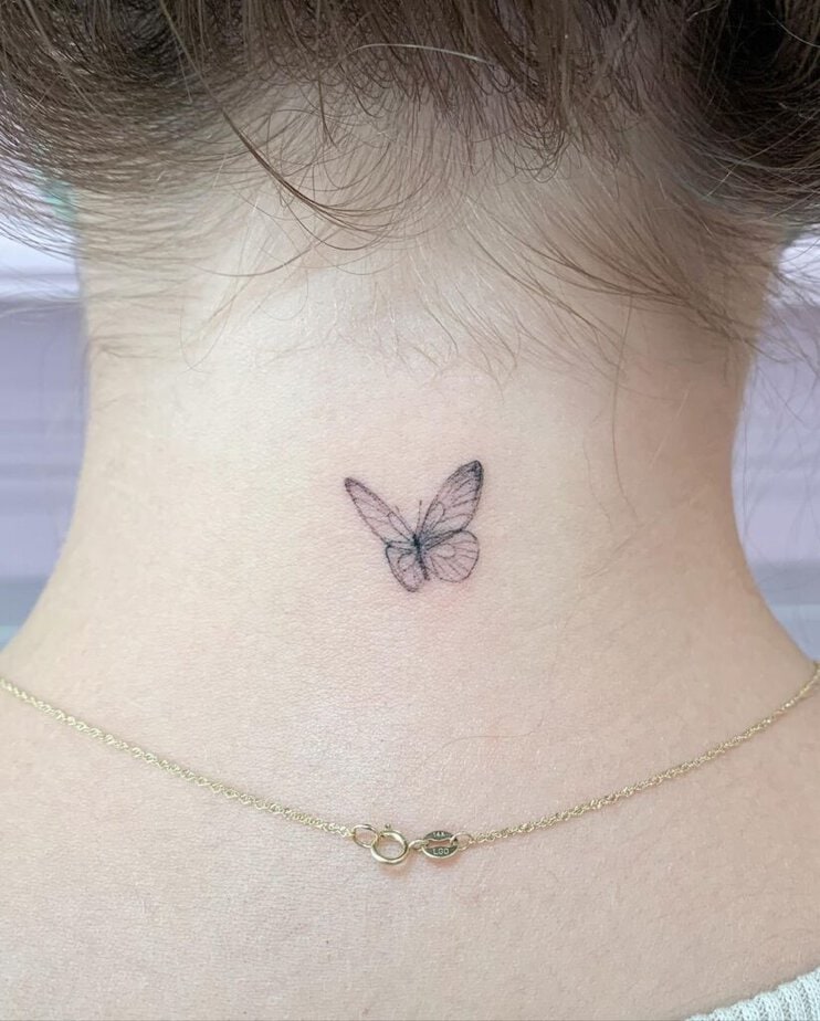 12. Un piccolo tatuaggio a forma di farfalla sulla nuca 