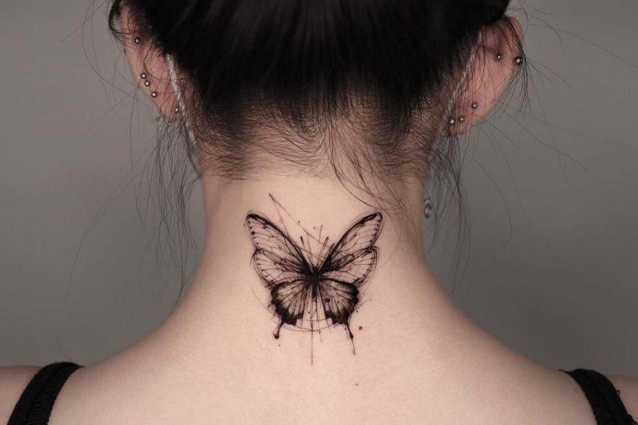 2. Un tatuaggio a farfalla con linee 