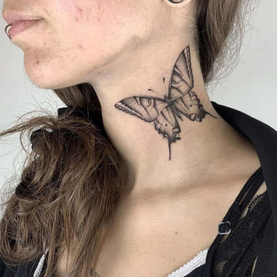 5. Un tatuaggio a forma di farfalla sul lato del collo