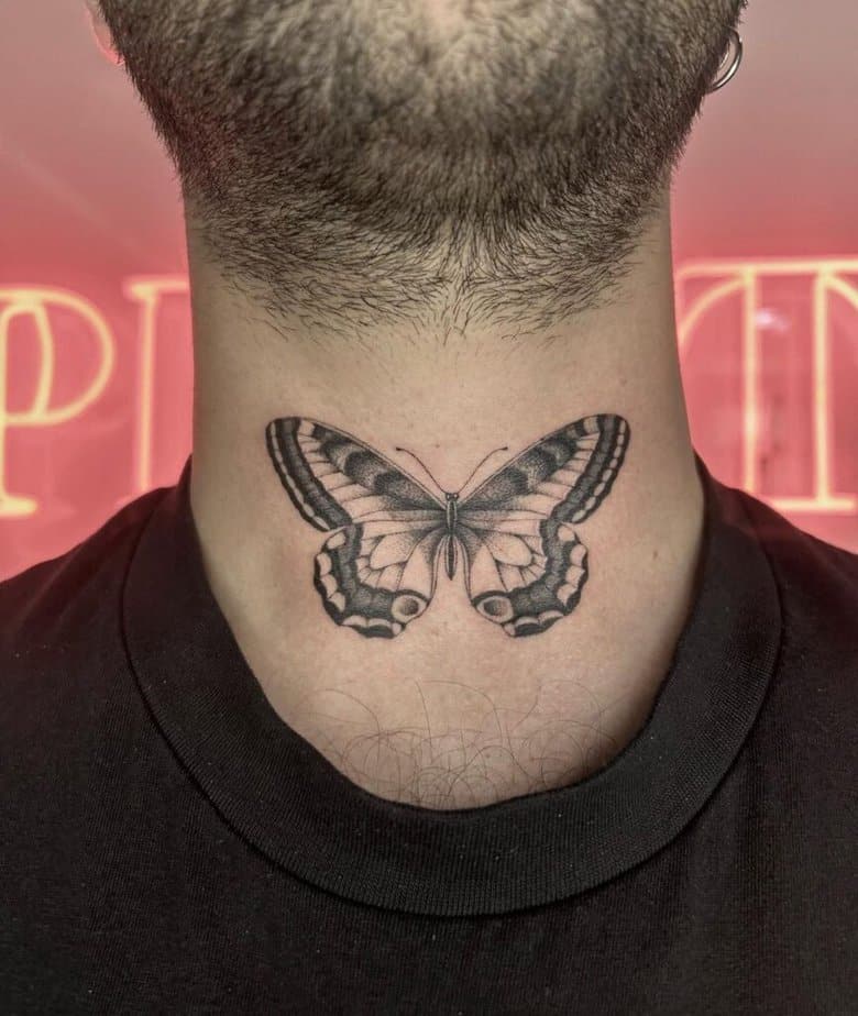 8. Un tatuaggio a forma di farfalla sulla parte anteriore del collo. 