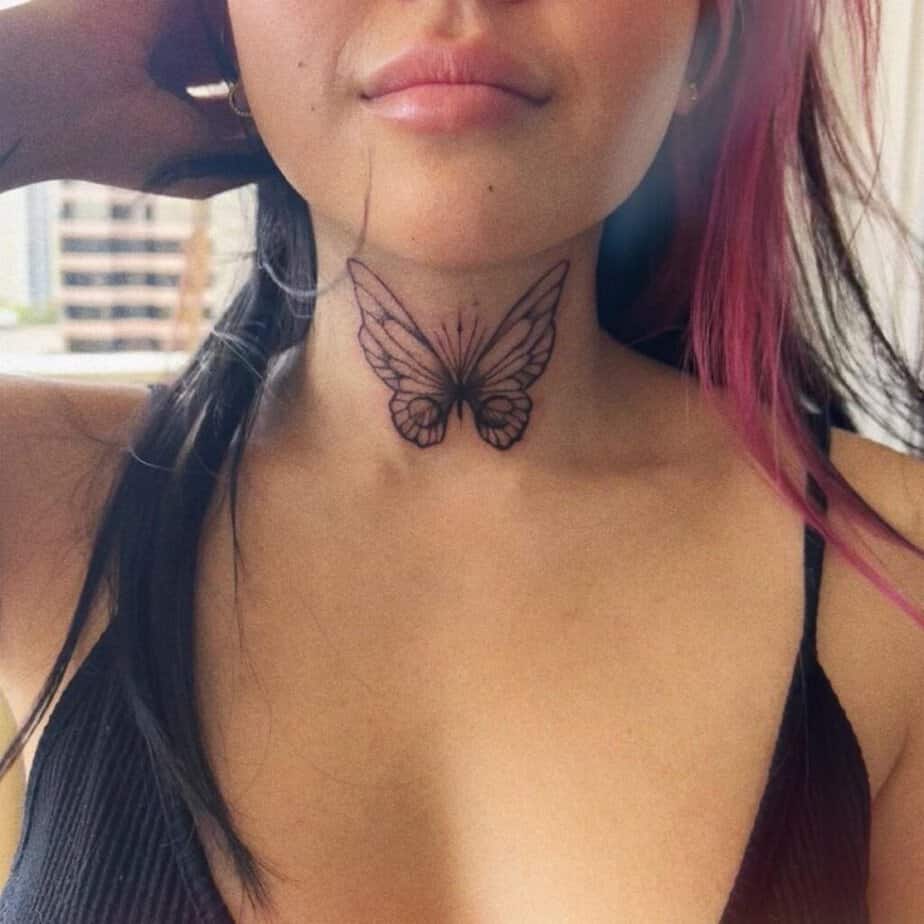 9. Un tatuaggio a forma di farfalla a linee sottili sul lato anteriore del collo. 