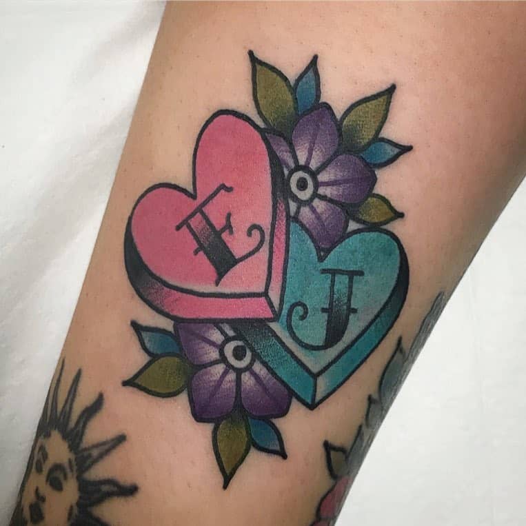 14. Un tatuaggio a forma di cuore di caramella con le iniziali tue e del tuo partner