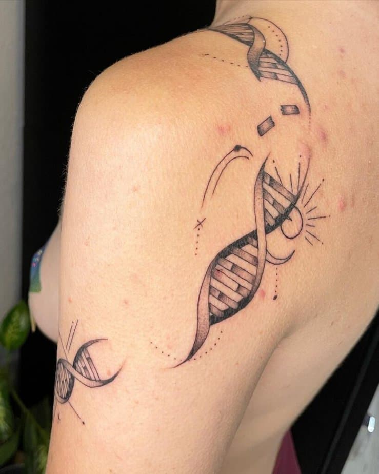 15. Un tatuaggio del DNA sulla spalla