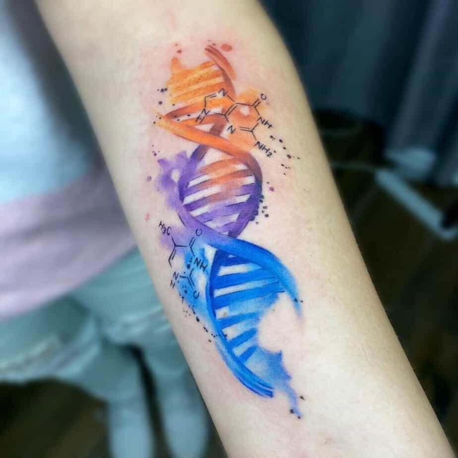 19. Un tatuaggio del DNA ad acquerello