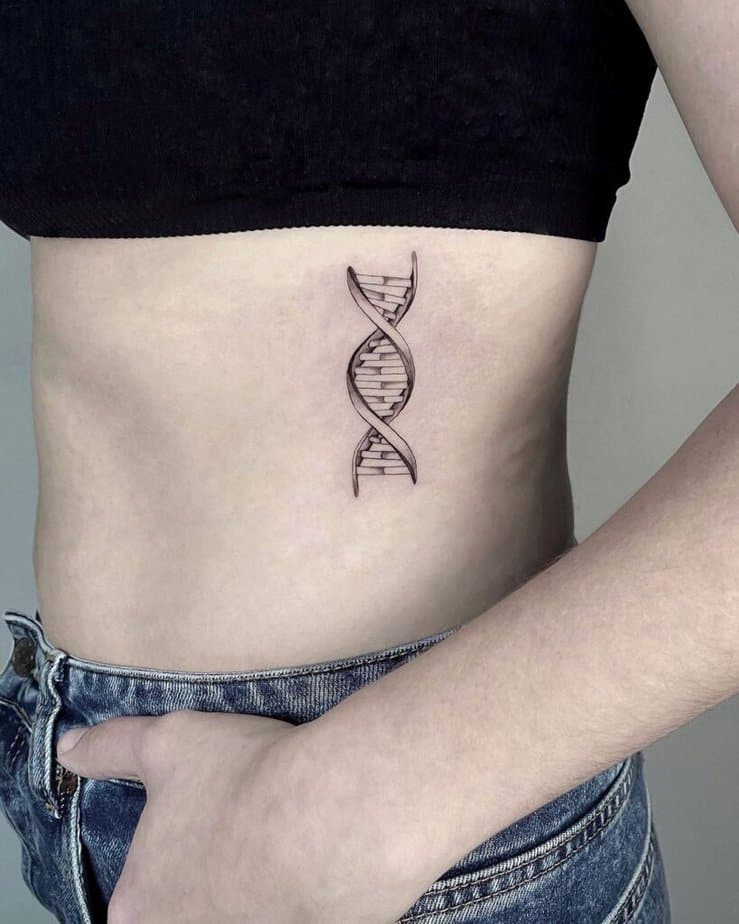21. Un tatuaggio DNA sulla gabbia toracica