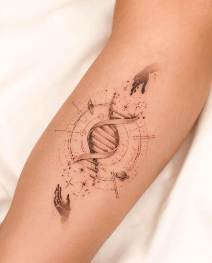 5. Un tatuaggio del DNA a linee sottili