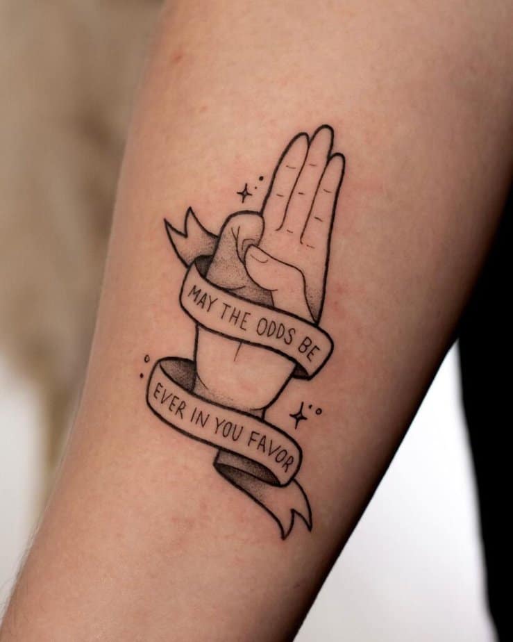 16. Tatuaggio con citazione di Hunger Games 