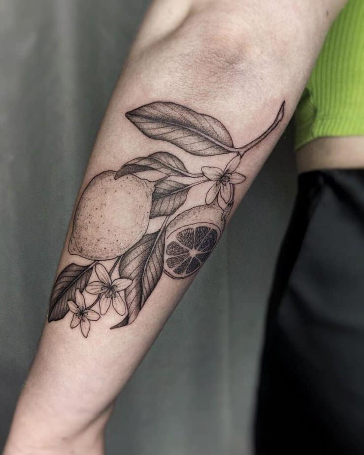 1. Un tatuaggio di un ramo di limone con fiori di limone