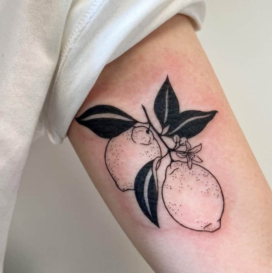 13. Tatuaggio di un limone lavorato a nero 