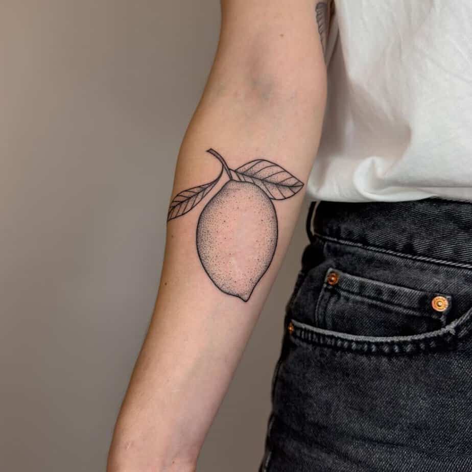 15. Un tatuaggio a forma di limone grande e audace