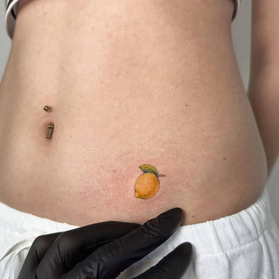 17. Tatuaggio di un limone sul lato dello stomaco