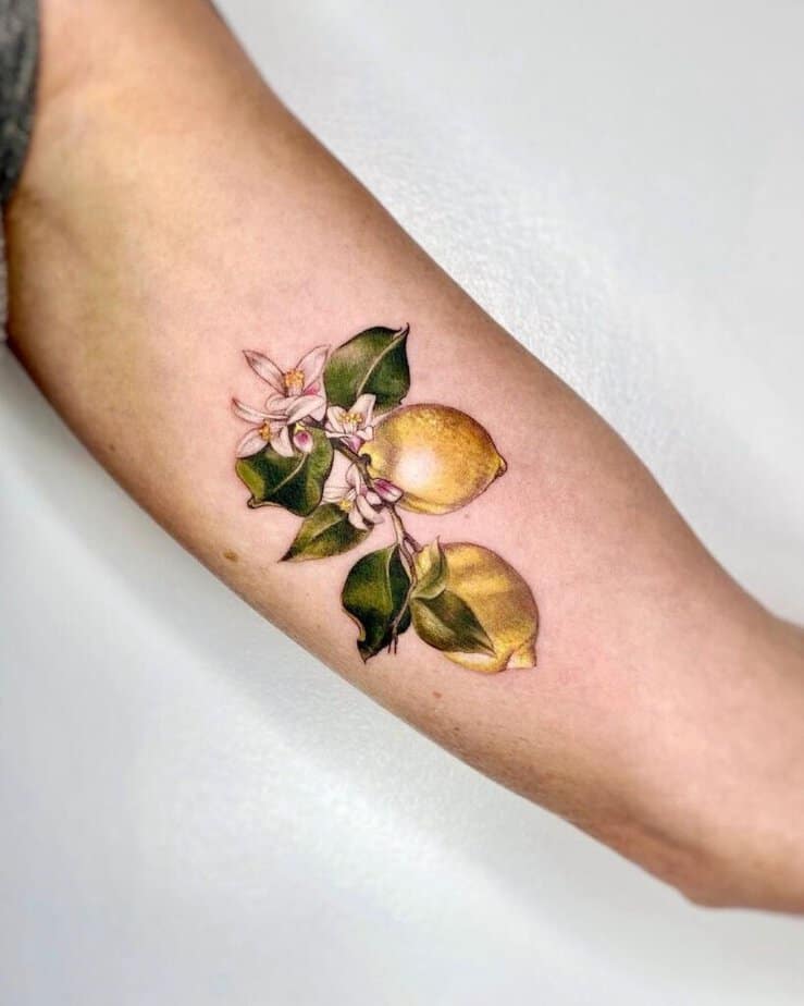 2. Un tatuaggio colorato al limone 