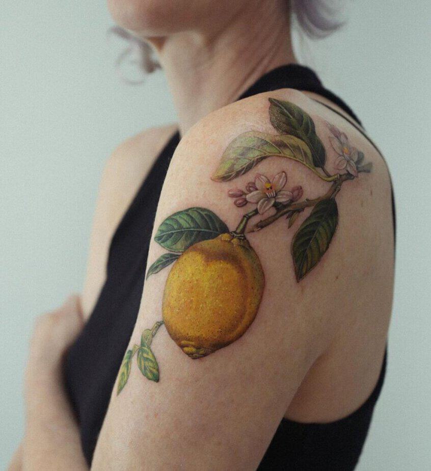 20. Tatuaggio di un limone sulla spalla 
