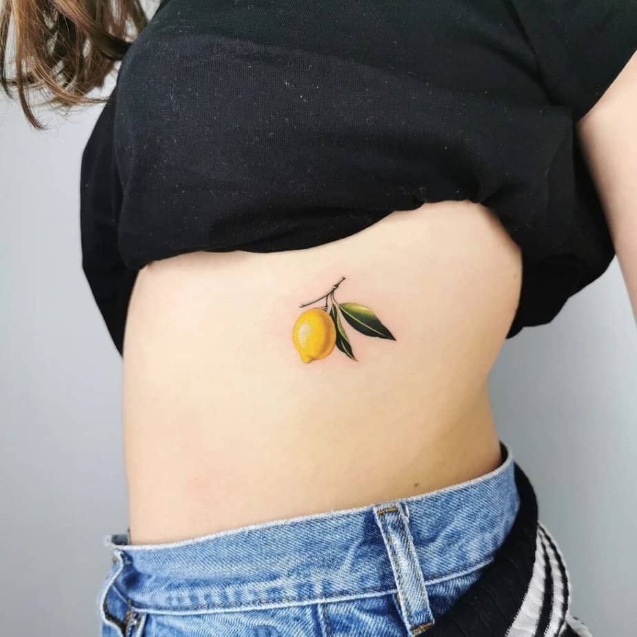 3. Tatuaggio di un limone colorato sulla cassa toracica 