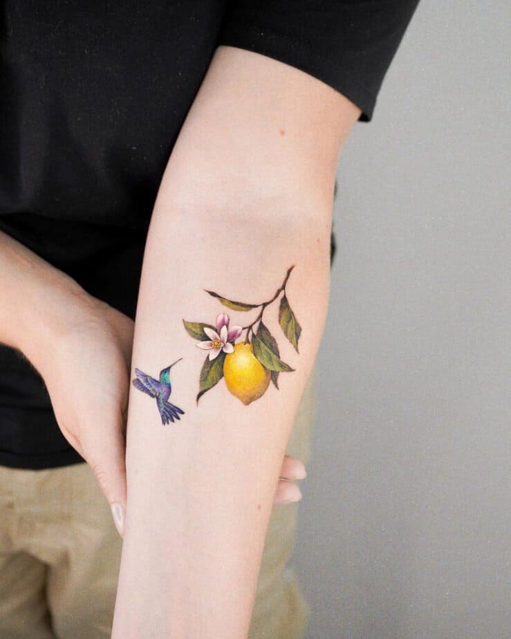 4. Un tatuaggio di un ramo di limone con un colibrì 