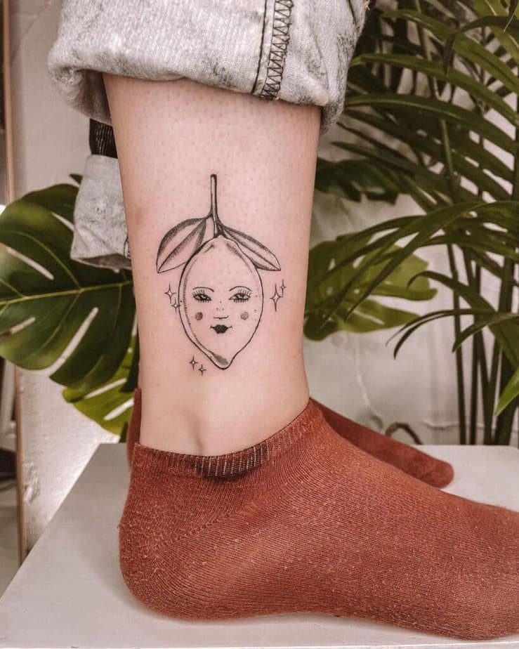 5. Un tatuaggio di un limone con una faccia