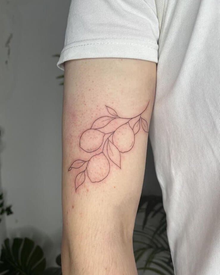 9. Un tatuaggio a linee di limone 