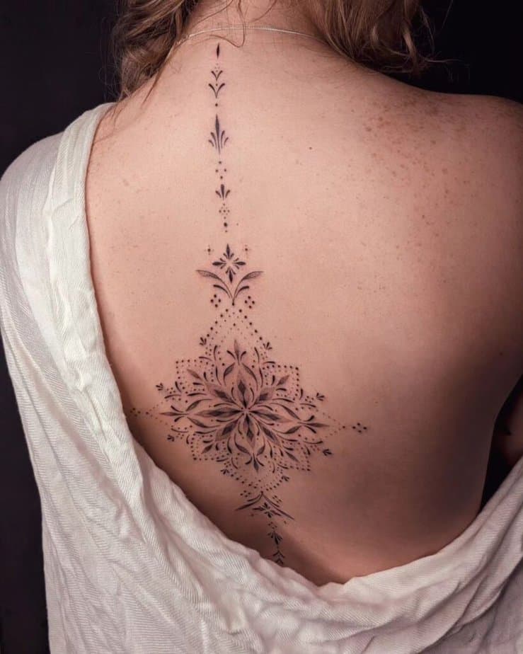 11. Un tatuaggio ornamentale sulla spina dorsale 