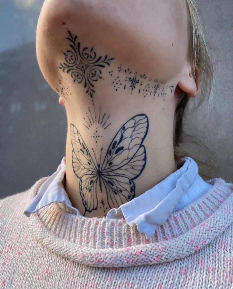 13. Un tatuaggio ornamentale sul mento 