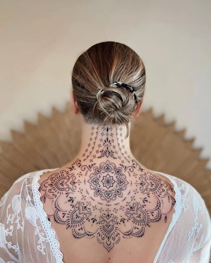 15. Un tatuaggio ornamentale sul collo 