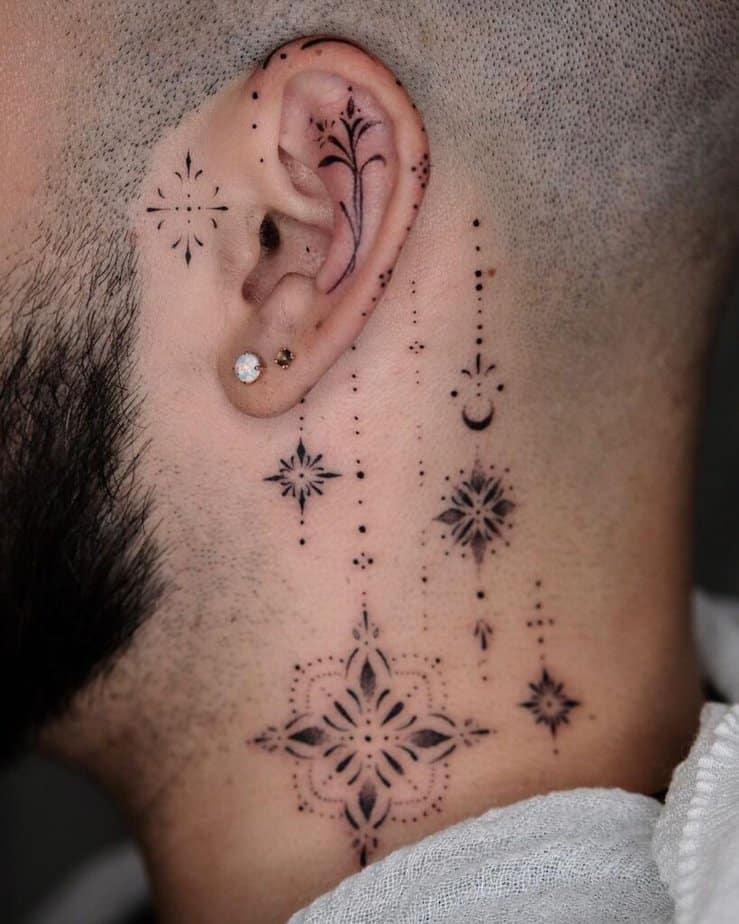 17. Un tatuaggio ornamentale dietro l'orecchio 
