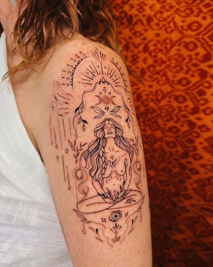18. Un tatuaggio ornamentale sulla parte superiore del braccio 