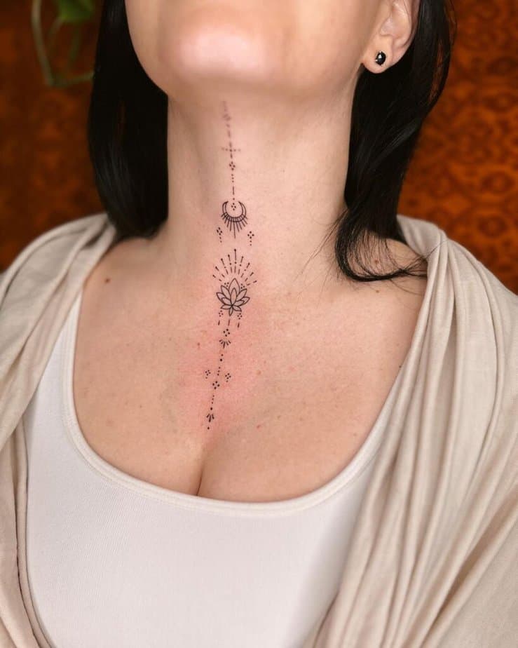20. Un tatuaggio ornamentale sulla gola 