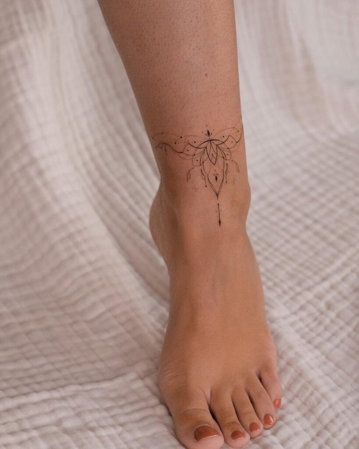 4. Un tatuaggio ornamentale sulla caviglia 