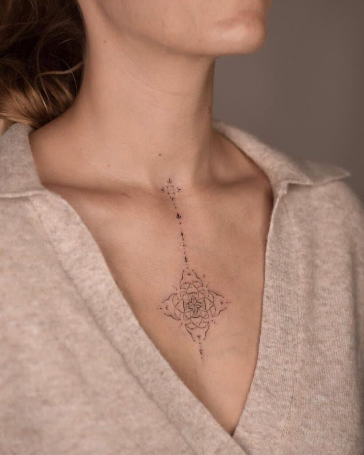 6. Un tatuaggio ornamentale sul petto