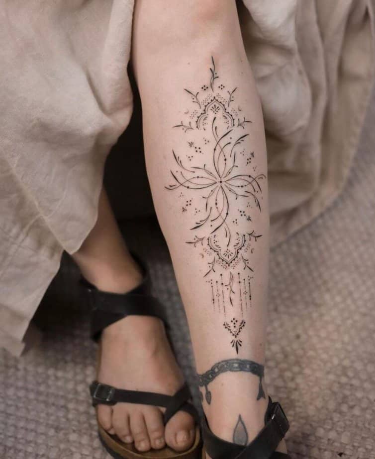 8. Un tatuaggio ornamentale sulle gambe 