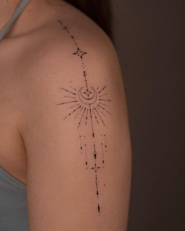 9. Un tatuaggio ornamentale sulla spalla 