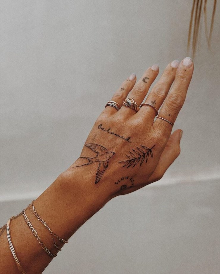 16. Tatuaggi patchwork sulla mano 