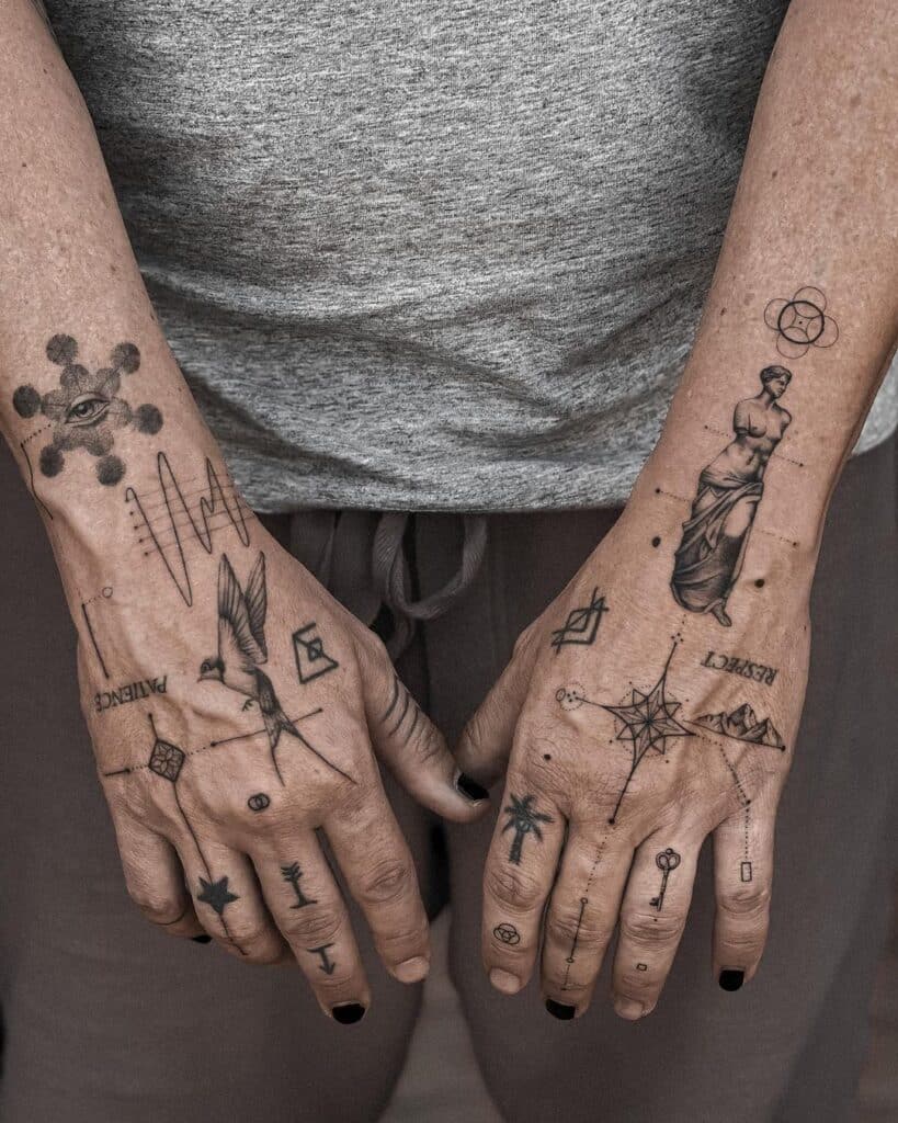 18. Tatuaggi patchwork su entrambe le mani 