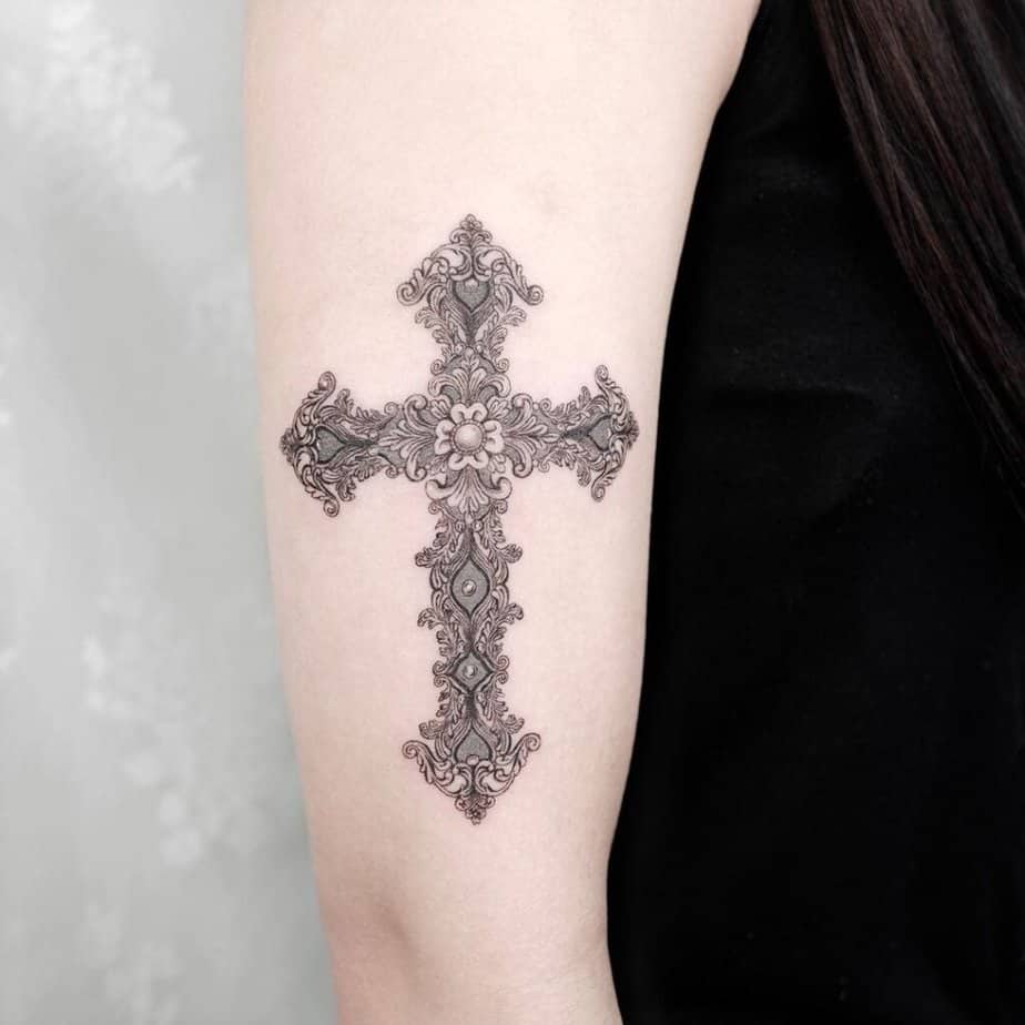 1. Un tatuaggio a croce ornato