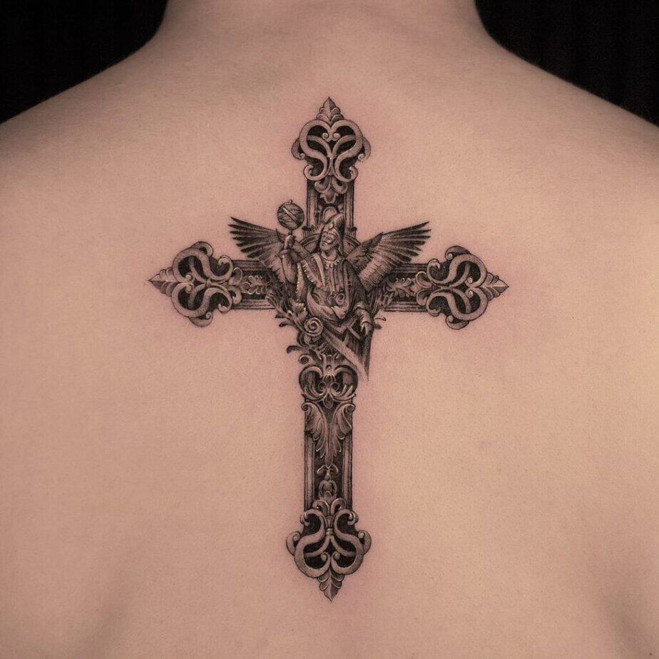 14. Un tatuaggio a forma di croce angelica
