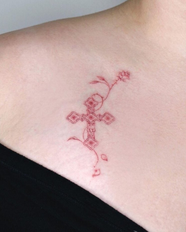 3. Un sottile tatuaggio a croce floreale