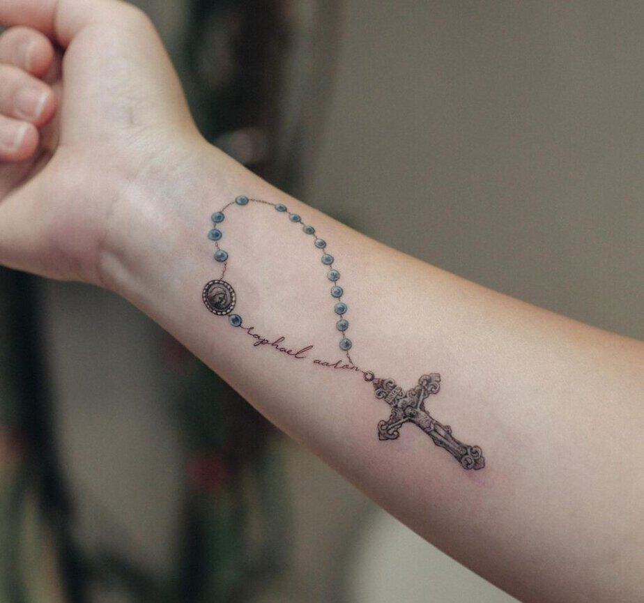7. Tatuaggio con rosario e croce per donne
