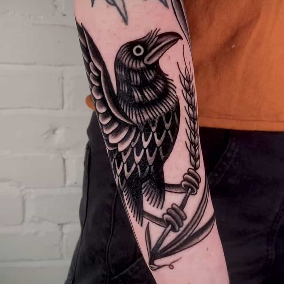 Tatuaggi tradizionali con i corvi