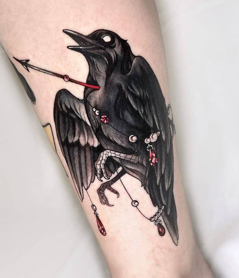 Tatuaggi di corvo con dettagli colorati