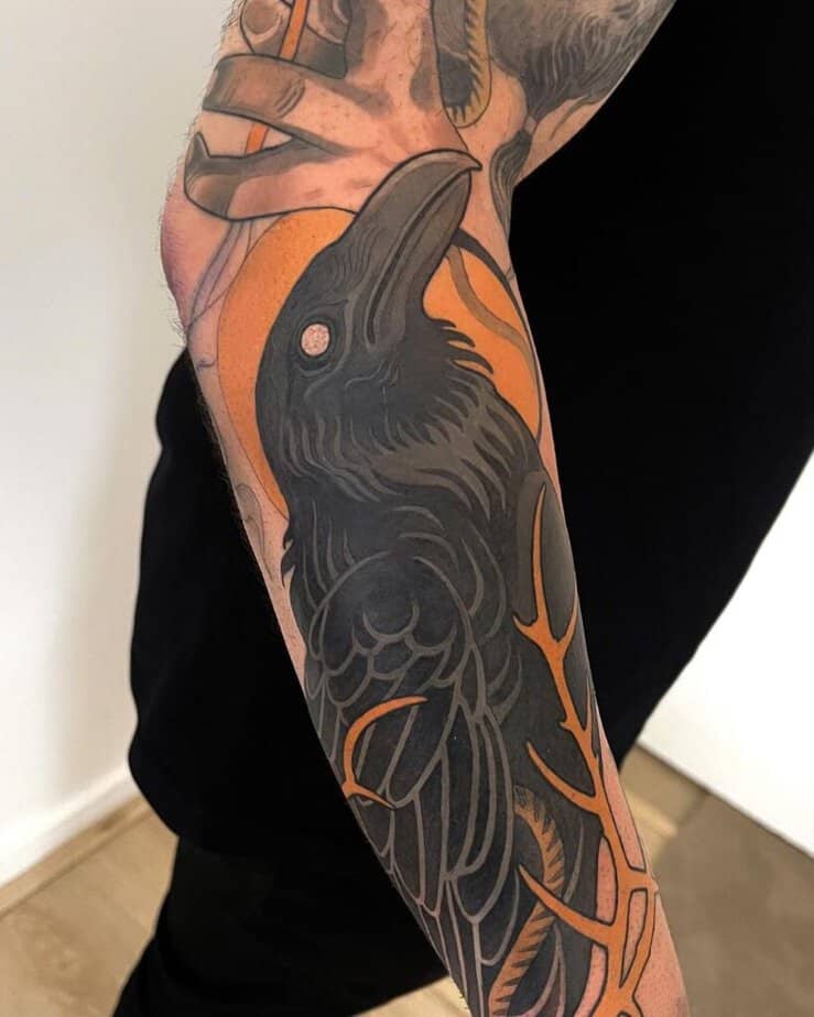 Tatuaggi di corvo con dettagli colorati